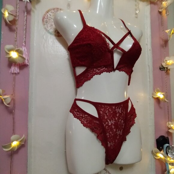 Sultry (L) Caged and Keyhole Rich Red Lingerie Set - Picture 5 of 11